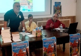 El autor del libro con José Manuel Blázquez, presidente del CECA, y Jesús Amor, concejal de Deportes