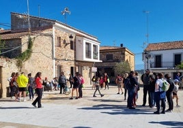 El castillo de Belvís al fondo, con los corredores en pleno esfuerzo