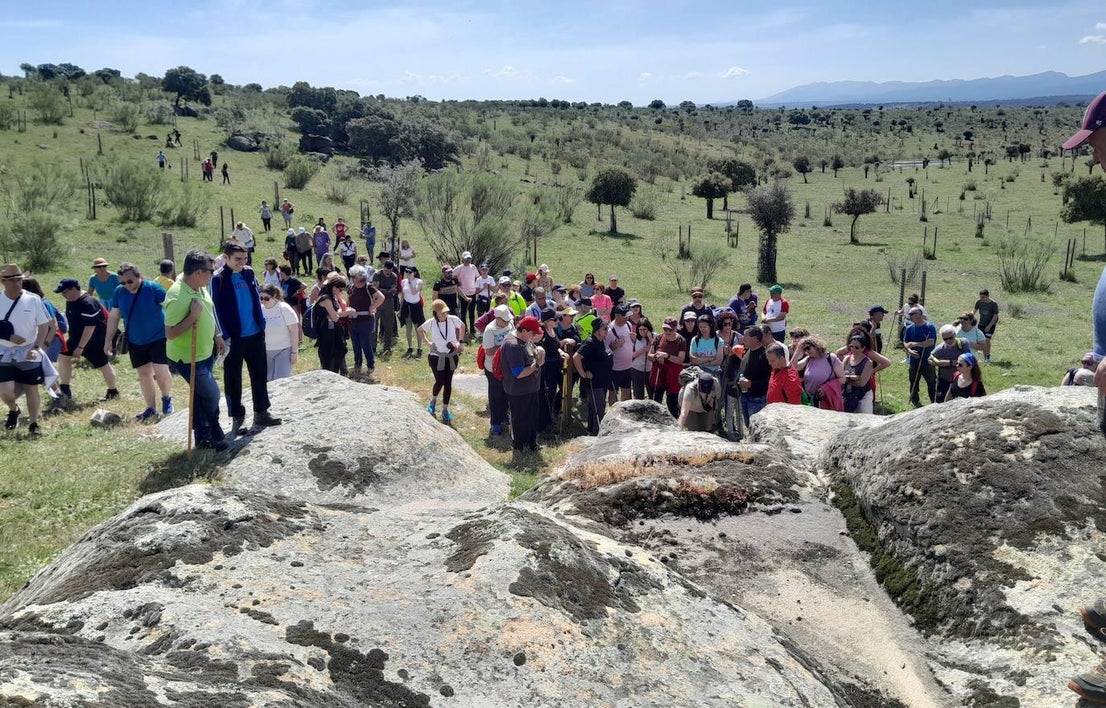 La XX Ruta a Peñaflor reúne a más de 200 senderistas