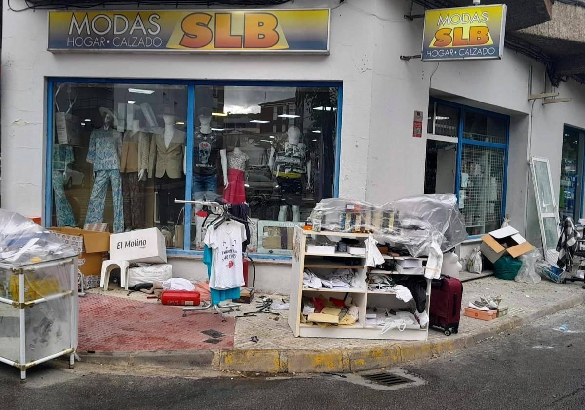 Material que se fue sacando de la tienda afectada