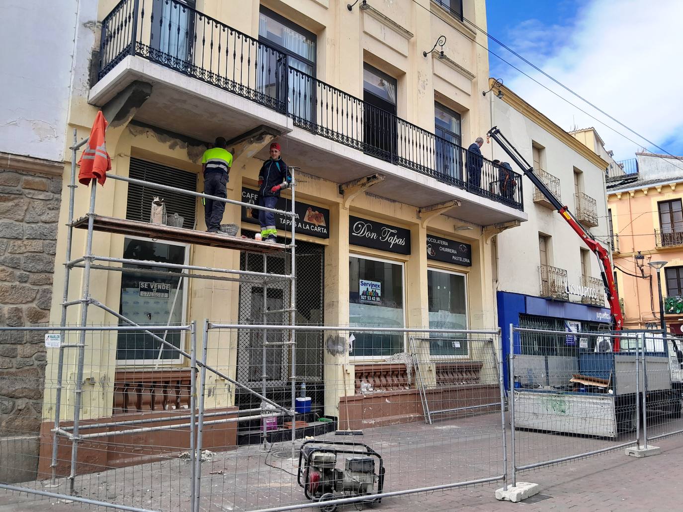 Trabajos para sustituir la balconada del Centro Moralo