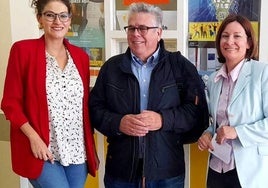 Ignacio Sánchez Amor rodeado de estudiantes en el instituto moralo