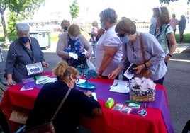 Mesa informativa de Afinoca todavía con mascarillas