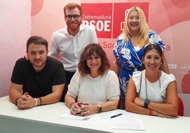 El grupo municipal socialista en la sede local del partido