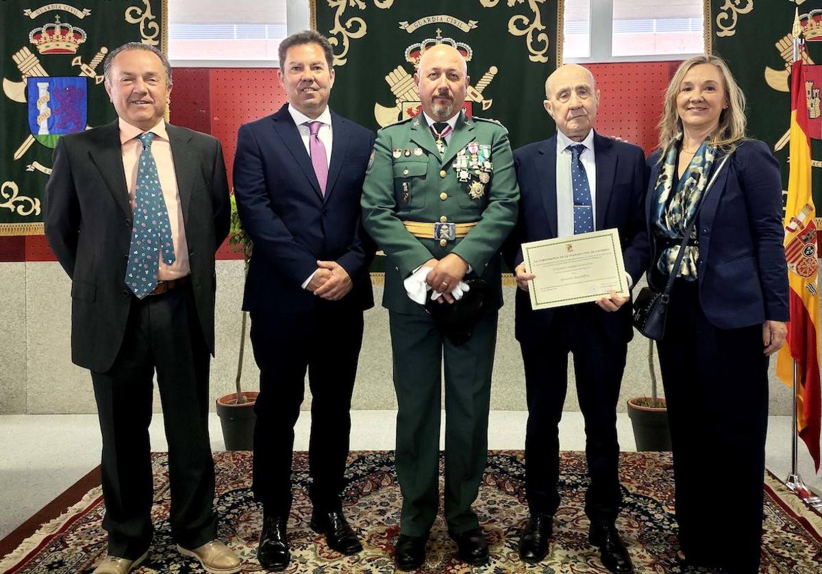 Pajares con el diploma, acompañado por el capitán, familiares y allegados