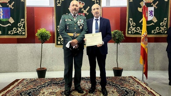 La Guardia Civil distingue a Francisco Pajares por su colaboración con el cuerpo