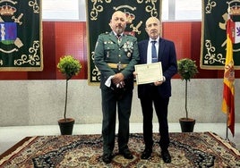 Pajares con el diploma, acompañado por el capitán, familiares y allegados