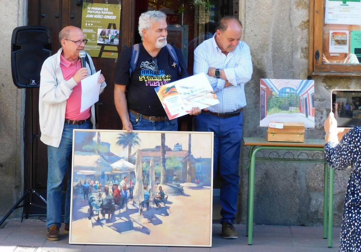 El ganador entre el presidente de ACAP y el pintor que da nombre al premio