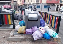 Bolsas alrededor de los contenedores, una imagen habitual por todo el casco urbano
