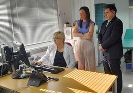 La consejera atenta al funcionamiento del nuevo servicio