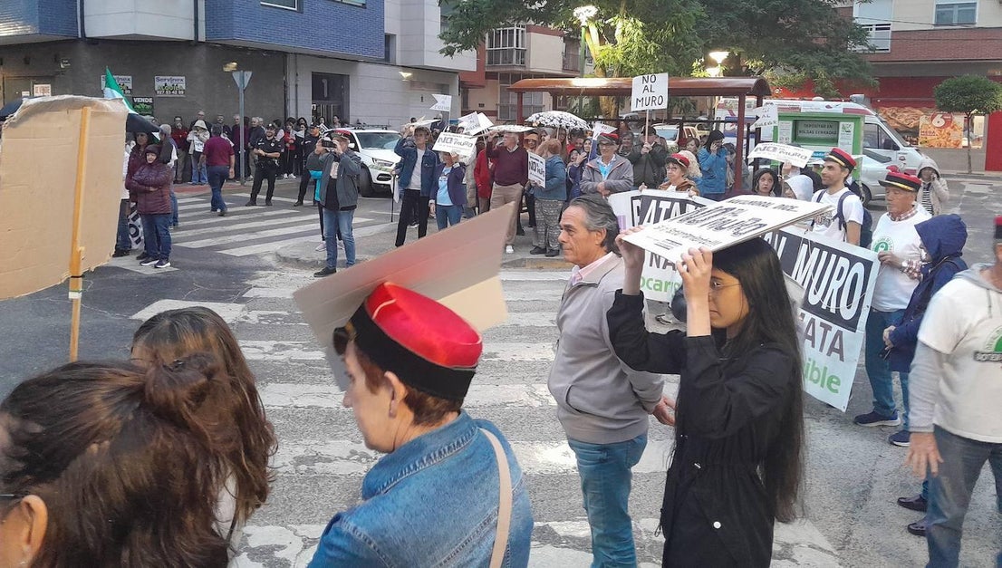 No al Muro no cede a pesar de lo avanzado de las obras