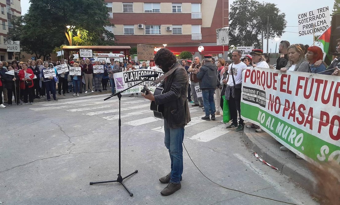 No al Muro no cede a pesar de lo avanzado de las obras