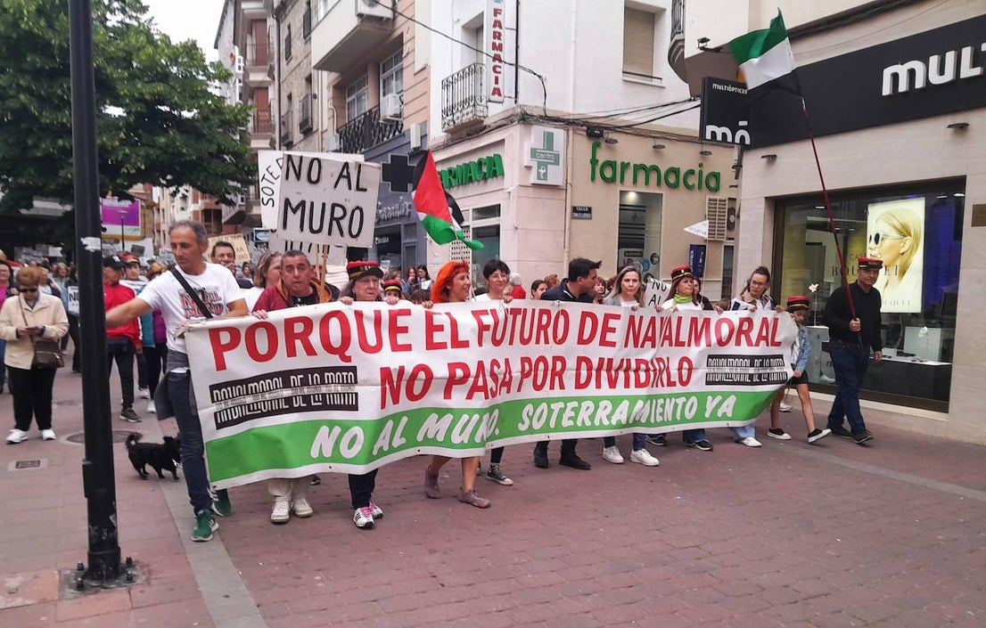 No al Muro no cede a pesar de lo avanzado de las obras