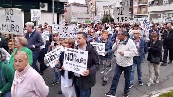 No al Muro no cede a pesar de lo avanzado de las obras