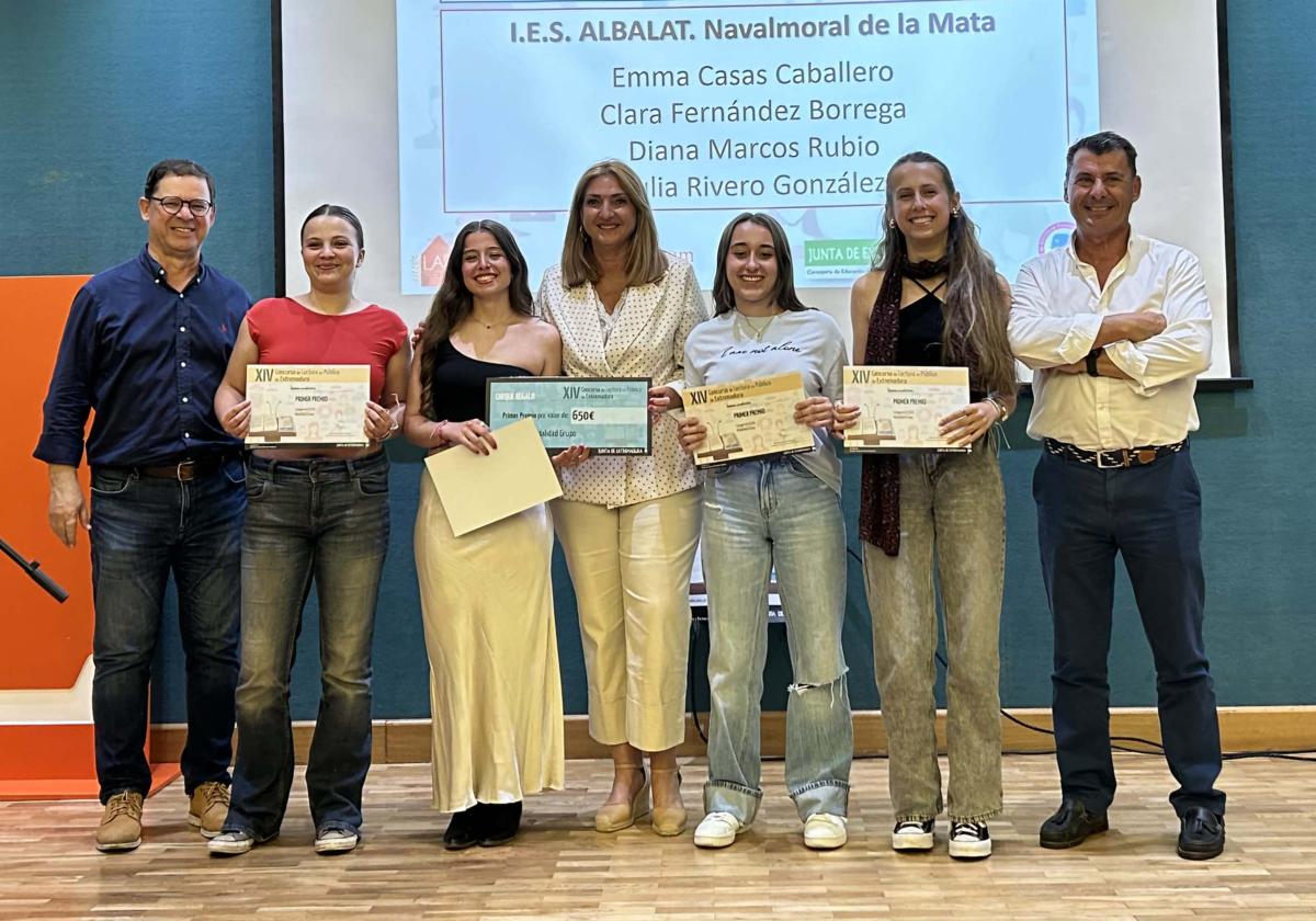 Las ganadoras con las autoridades educativas presentes