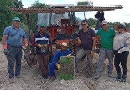 José Antonio con algunos de sus trabajadores