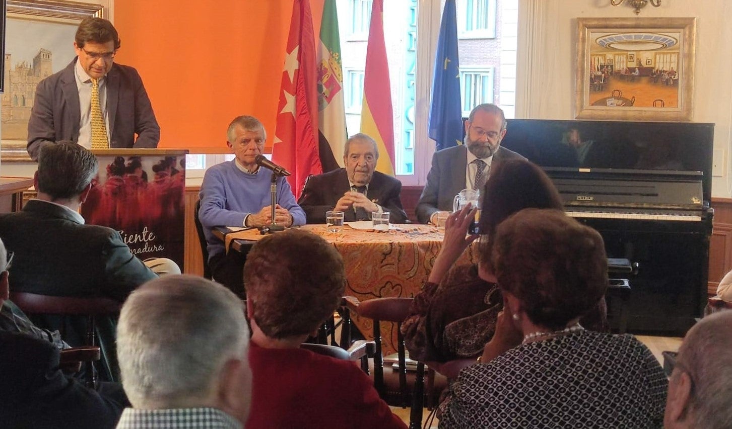 Manuel Martín Lobo, en el centro de la mesa
