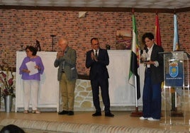 La ganadora recibe el aplauso del presidente del jurado y del alcalde