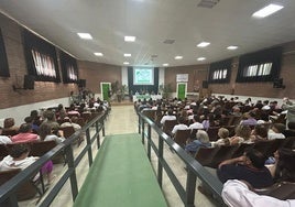 El salón de actos se llenó de alumnos, familiares y docentes