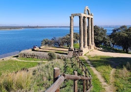 Templo de curia romano, está enclavado en un lugar espectacular del embalse de Valdecañas.