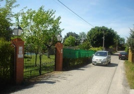 Uno de los viales de la urbanización de Los Pinos
