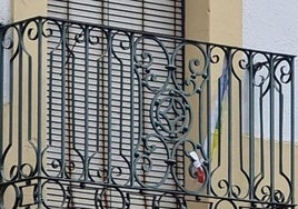 La bandera en la sede socialista antes de ser arrancada