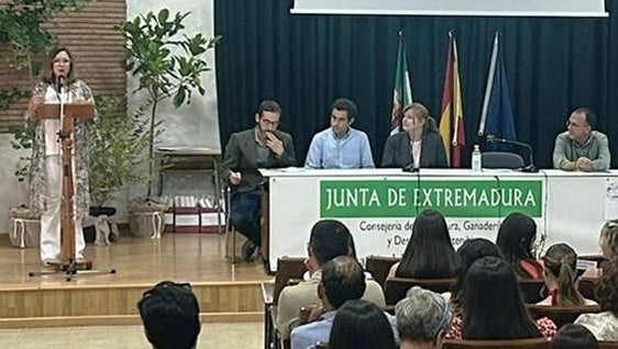 «Entre todos tenemos que mantener el cultivo del tabaco», dice la consejera de Agricultura