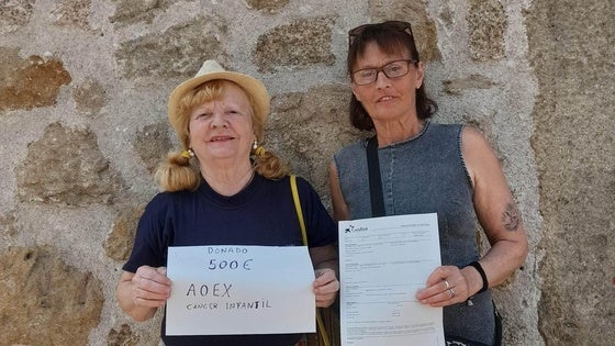 El grupo La Edad Dorada dona 500 euros a AOEX del estreno de su obra de teatro