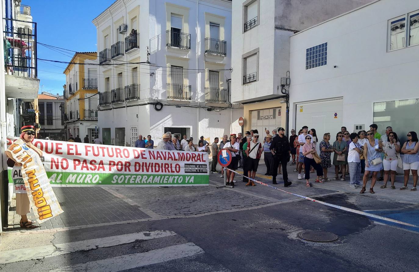 Integrantes de No al Muro en las inmediaciones del teatro