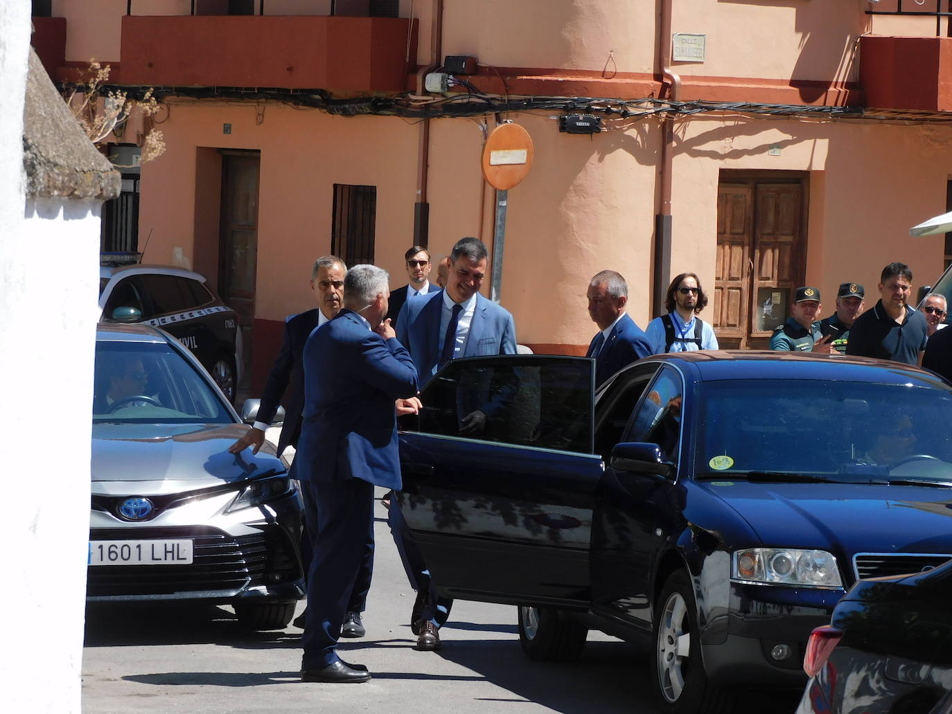 Pedro Sánchez abandonó el teatro entre abucheos e insultos de los concentrados