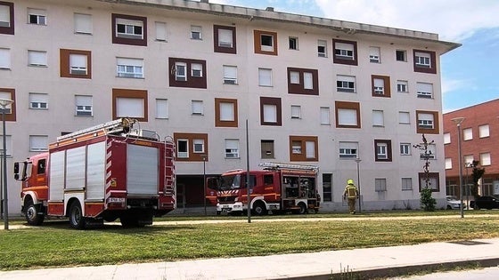 Amplio despliegue de policías y bomberos en torno al edificio ocupado por un incendio