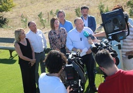 Miguel Tellado y otros representantes populares en Almaraz