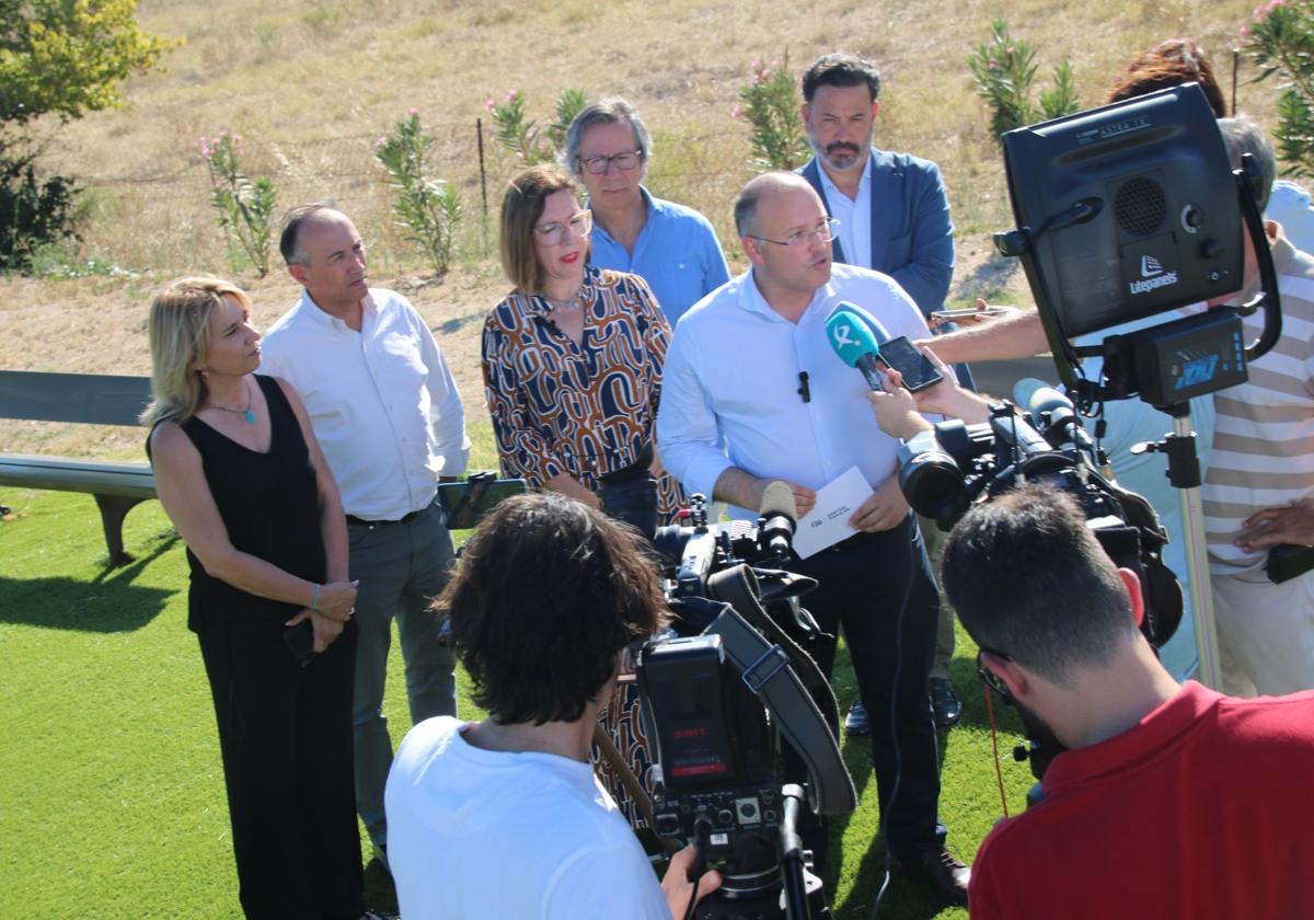 Miguel Tellado y otros representantes populares en Almaraz