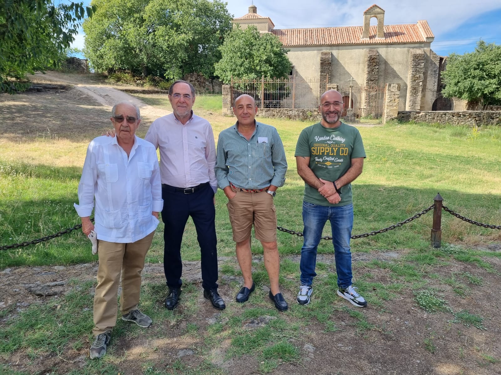 Los visitantes con el Cronista local y el concejal de Patrimonio