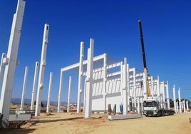 Estructuras de la futura nave, con la central nuclear al fondo