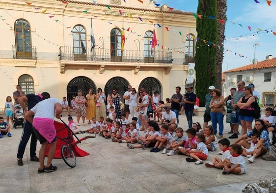 Numerosos chavales se dieron cita en la plaza tras los 'minisantiaguines'