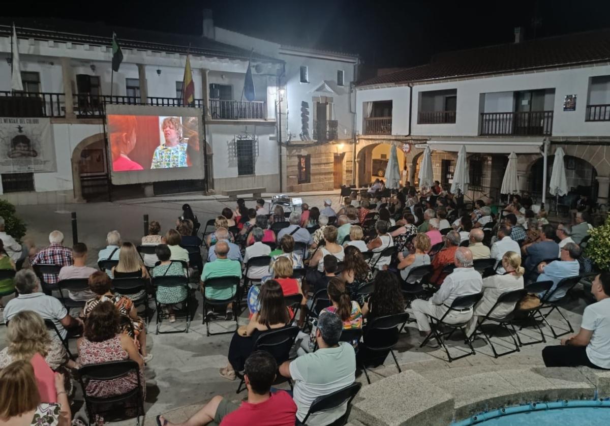 Imagen de la plaza de Peraleda de la Mata durante la proyección de la película