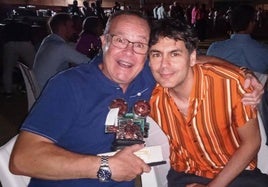 Juan Carlos Macías, eufórico, y Jorge G. Satí tras recibir el galardón