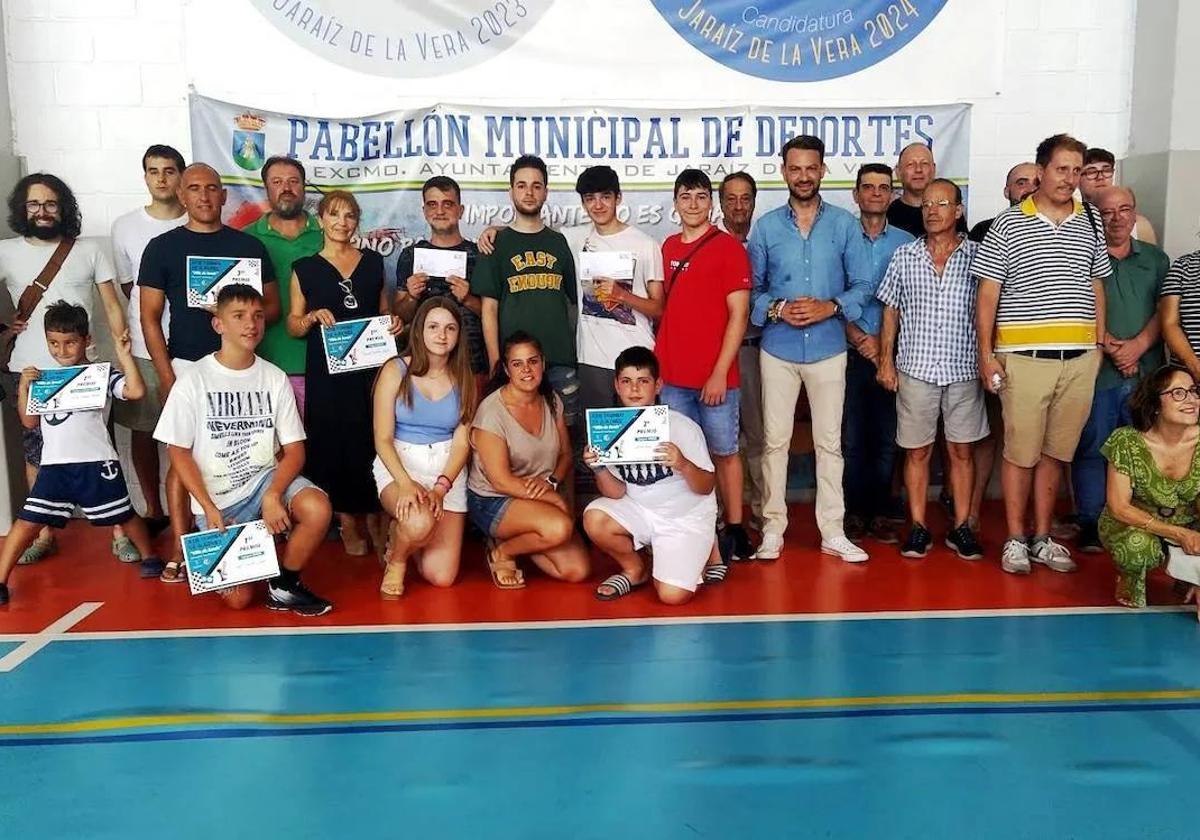 Los premiados con autoridades y familiares de Julio Romero