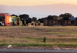 Sanitarios y bomberos atienden al conductor