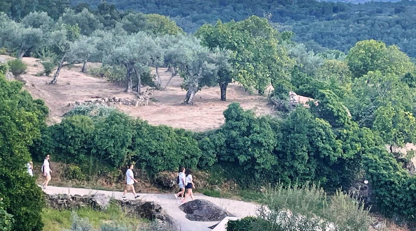 Valverde de la Vera marcha contra el cáncer de mama