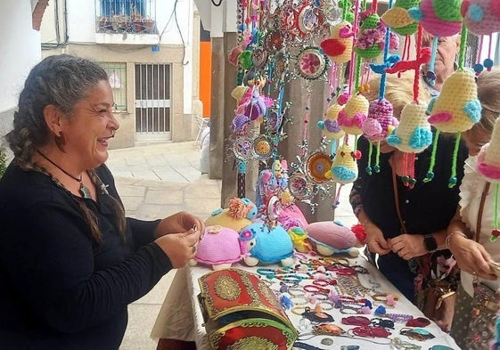 Verónica Blázquez en los soportales de la plaza de Bohonal de Ibor