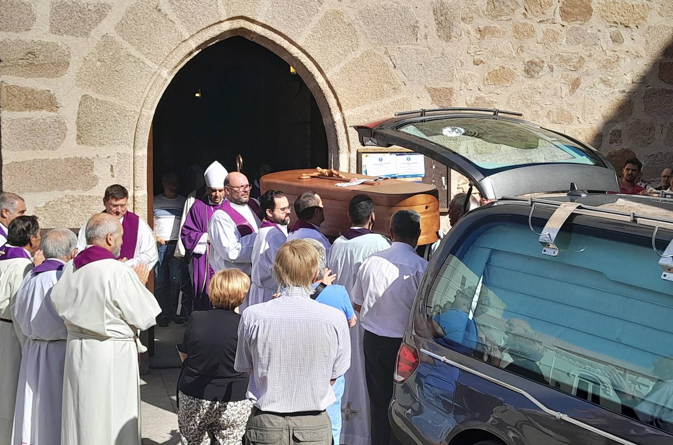 Salida del féretro de la iglesia de San Andrés
