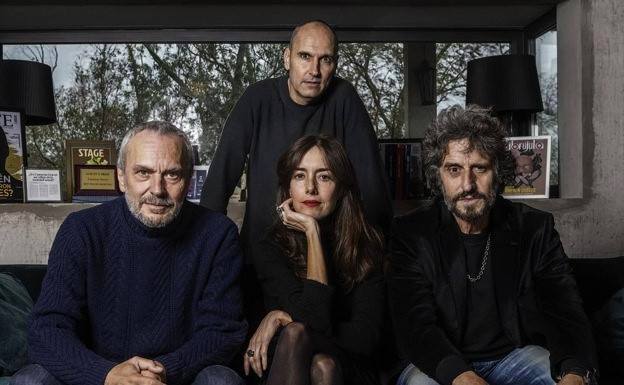 El director con tres de los protagonistas del filme