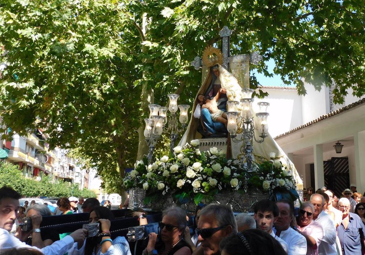 Salida de la procesión que devolvió la imagen de la virgen a la ermita