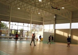 Un partido de fútbol-sala fue la primera actividad que acogió el pabellón