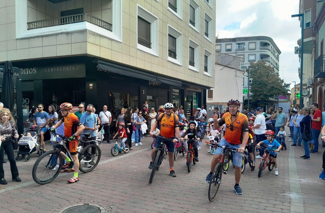 Multitudinario y muy animado Día de la Bicicleta