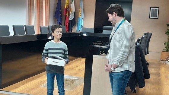 Miguel García recibe su premio como ganador de la Olimpiada de Tecnología