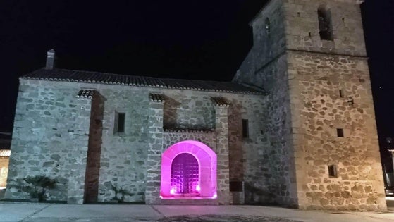 El Ángel luce estos días su vestido rosa por la lucha contra el cáncer
