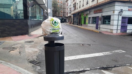La basura sobre una papelera